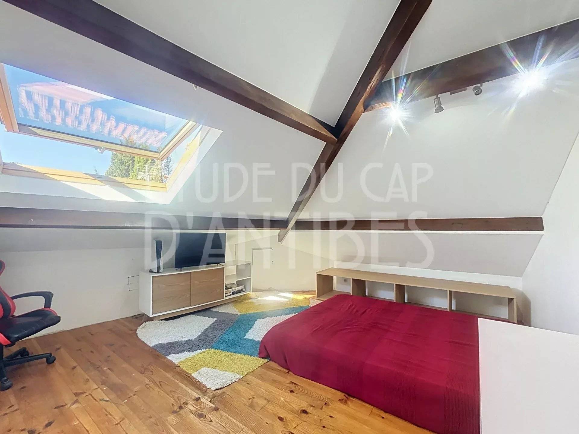 Chambre à l'étage du duplex 4 pièces au Cap d'Antibes