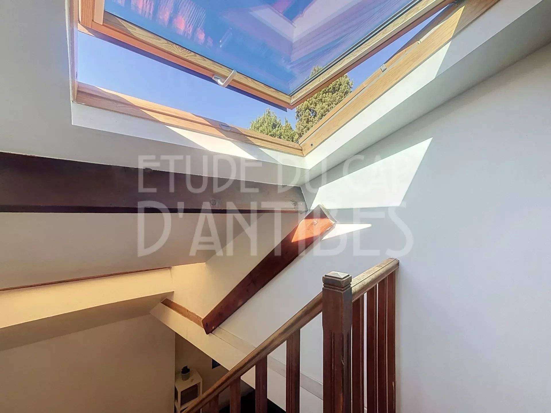 Escalier et vélux du duplex 4 pièces au Cap d'Antibes