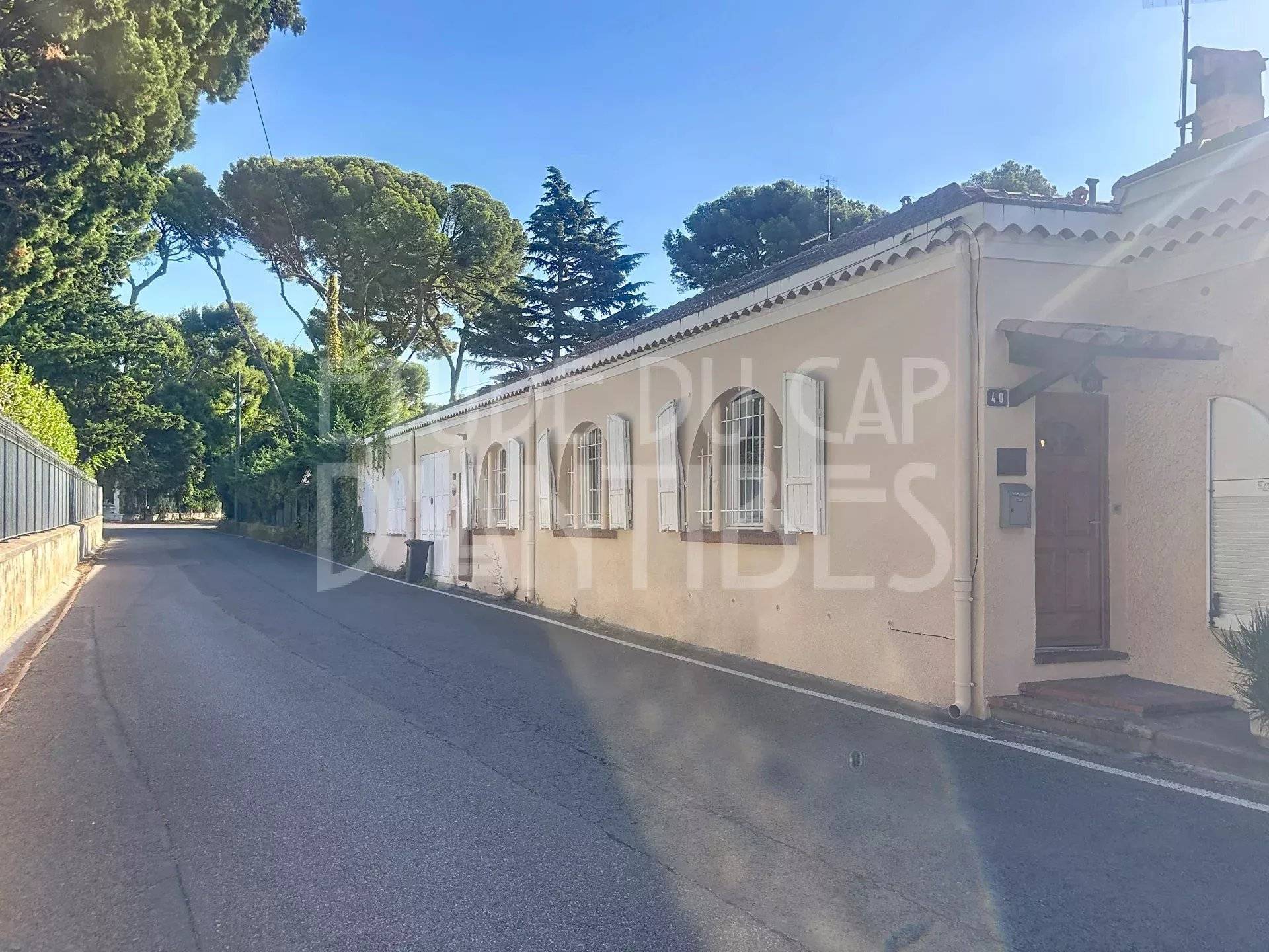 Façade de l'immeuble du duplex à vendre au Cap d'Antibes